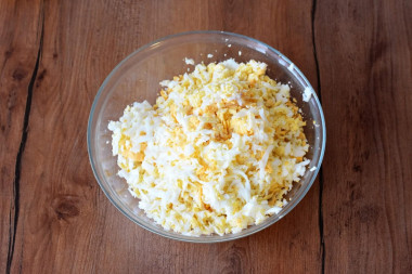 Рулет из лаваша с чесноком и сыром