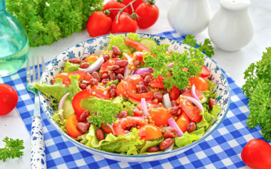 Салат с фасолью и овощами