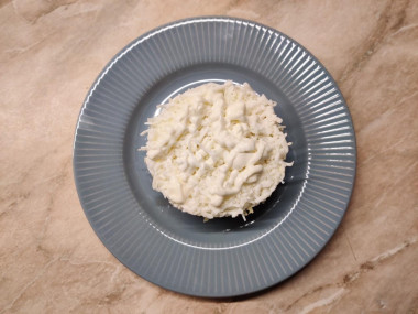 Салат с помидорами сыром яйцами