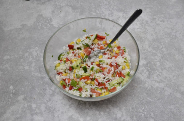 Салат с рисом и овощами
