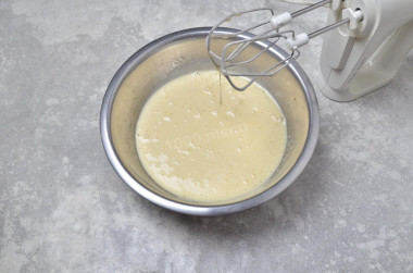 Шарлотка на яйцах с яблоками