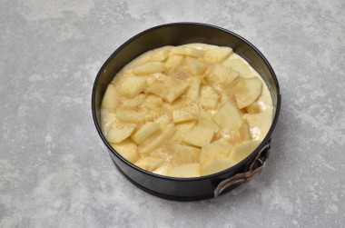 Шарлотка на яйцах с яблоками