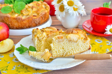 Шарлотка на яйцах с яблоками