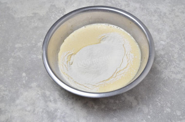 Шарлотка на яйцах с яблоками