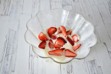 Шарлотка с клубникой