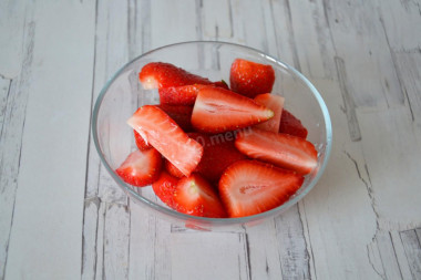 Шарлотка с клубникой