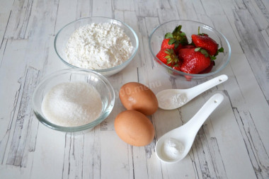 Шарлотка с клубникой