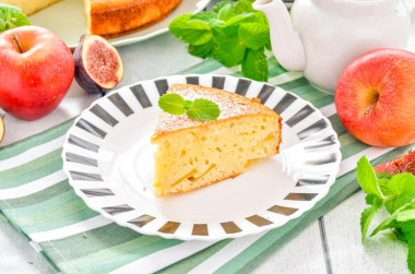 Шарлотка с манкой и яблоками в духовке