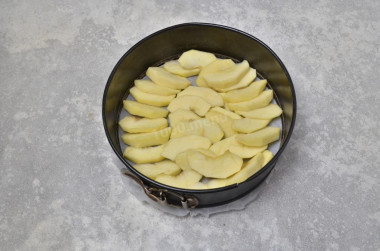 Шарлотка с манкой и яблоками в духовке