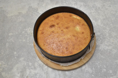 Шарлотка с манкой и яблоками в духовке