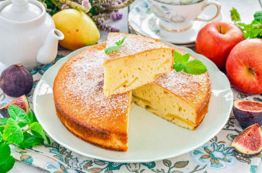 Шарлотка с манкой и яблоками в духовке