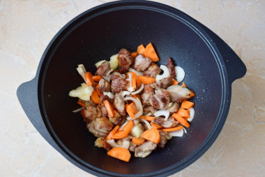 Тушеная картошка с мясом в казане