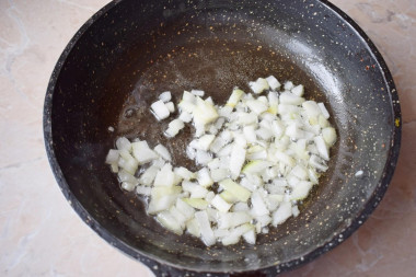 Жареха с грибами и картошкой на сковороде