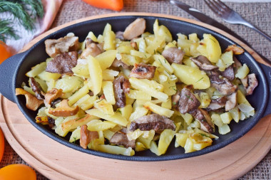 Жареха с грибами и картошкой на сковороде