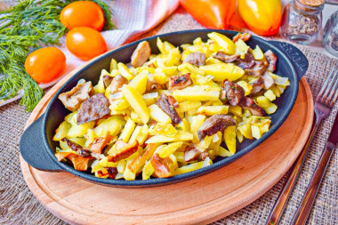 Жареха с грибами и картошкой на сковороде