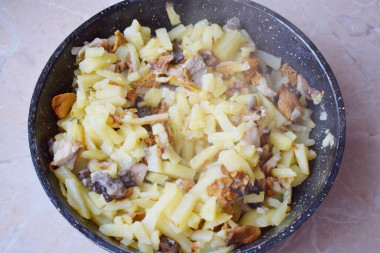 Жареха с грибами и картошкой на сковороде