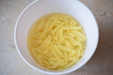 Жареха с грибами и картошкой на сковороде