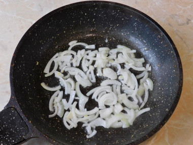Жареная картошка с шампиньонами и луком на сковороде