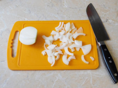 Жареная картошка с шампиньонами и луком на сковороде