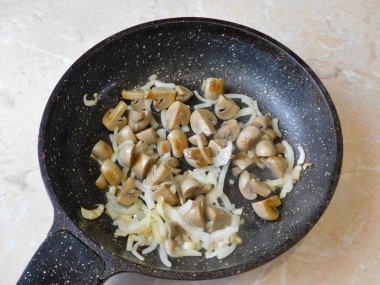 Жареная картошка с шампиньонами и луком на сковороде