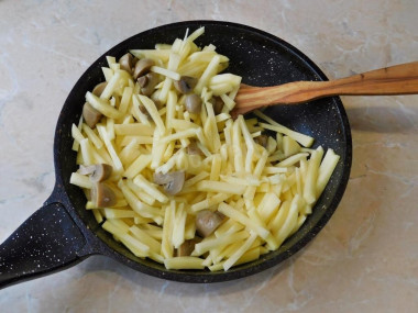 Жареная картошка с шампиньонами и луком на сковороде