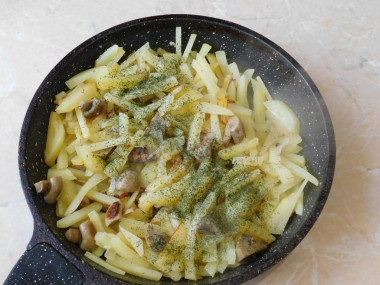 Жареная картошка с шампиньонами и луком на сковороде