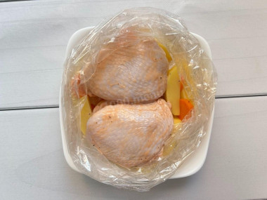 Куриные бедра с картошкой в рукаве