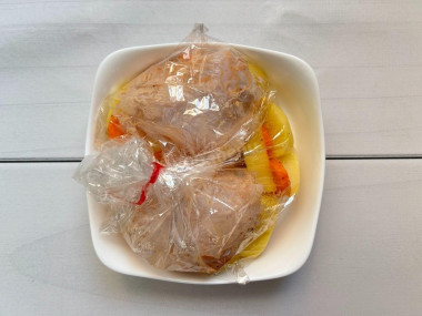 Куриные бедра с картошкой в рукаве