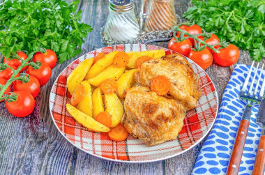 Куриные бедра с картошкой в рукаве