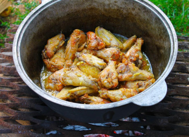 Куриные крылышки в казане на костре