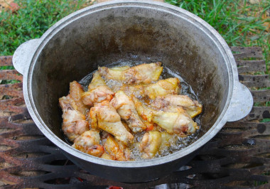 Куриные крылышки в казане на костре