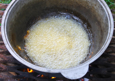Куриные крылышки в казане на костре