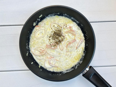 Макароны с кальмарами в сливочном соусе