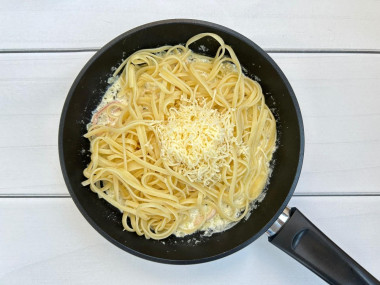 Макароны с кальмарами в сливочном соусе