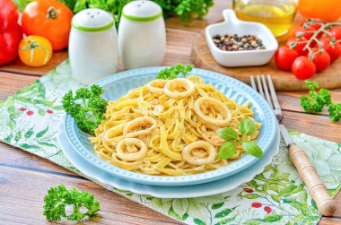 Макароны с кальмарами в сливочном соусе
