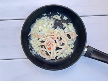 Макароны с кальмарами в сливочном соусе