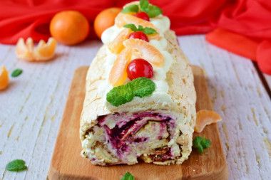 Меренговый рулет с творожным сыром и сливками