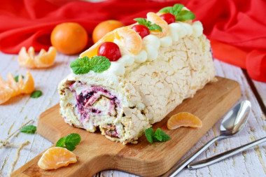 Меренговый рулет с творожным сыром и сливками