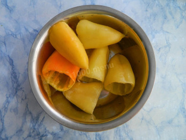Перцы фаршированные мясом и рисом в кастрюле