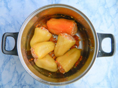 Перцы фаршированные мясом и рисом в кастрюле