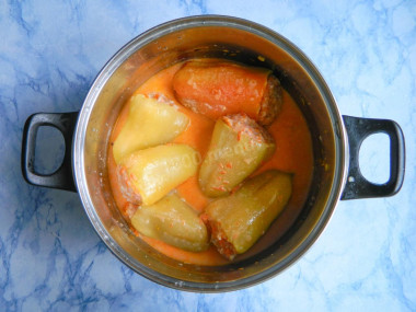Перцы фаршированные мясом и рисом в кастрюле