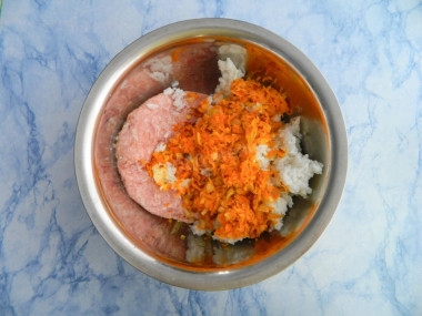 Перцы фаршированные мясом и рисом в кастрюле