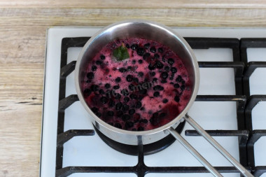 Соус из черной смородины к мясу
