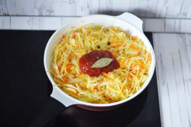 Тушеная капуста с сосисками на сковороде