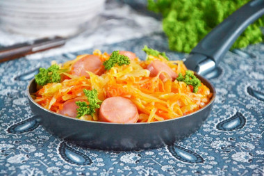 Тушеная капуста с сосисками на сковороде