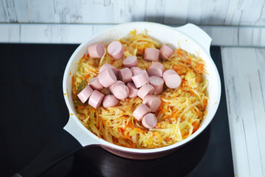 Тушеная капуста с сосисками на сковороде