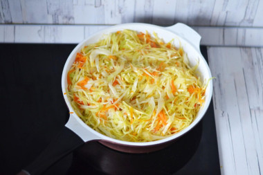 Тушеная капуста с сосисками на сковороде