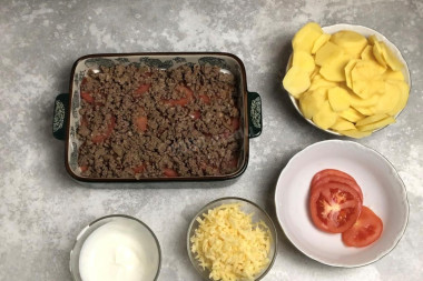 Запеканка картофель с фаршем и помидорами в духовке