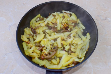 Жареная картошка с опятами на сковороде