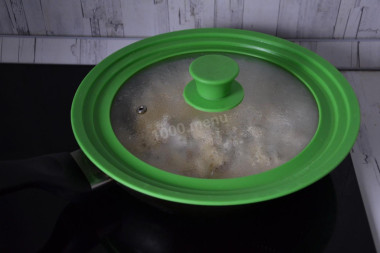 Жульен с курицей грибами и сливками на сковороде